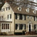Casa care a inspirat Amityville Horror a fost scoasă la vânzare. Incredibil cât cere proprietarul pentru conacul bântuit