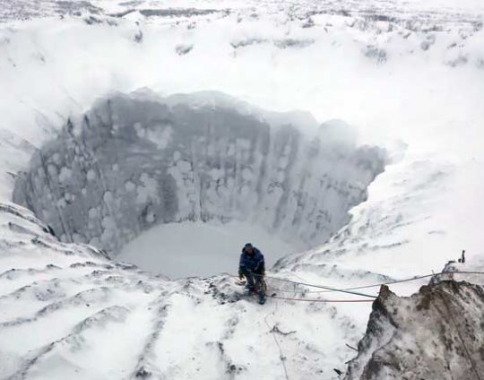Fenomen inexplicabil! În Siberia şi Antarctica au apărut cratere gigantice