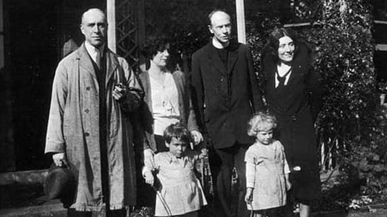 Harry Price (stanga) impreuna cu Marianne si Lionel Foyster si cu secretara lui Price, Lucie Kaye la Borley în Octombrie 1931
