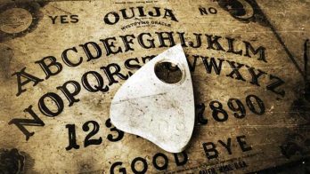 Ce este și cum se folosește planșa Ouija? La ce pericole se expun cei ce practică invocarea spiritelor