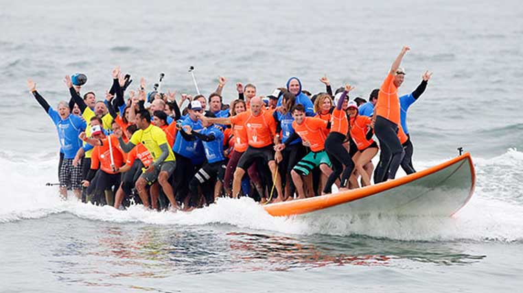Recorduri Guinness - cei mai mulți oameni pe o placă de surf
