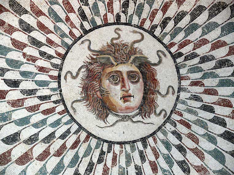 Capul Medusei central pe o podea de mozaic într-un tepidarium din epoca romană. Muzeul din Sousse, Tunisia
